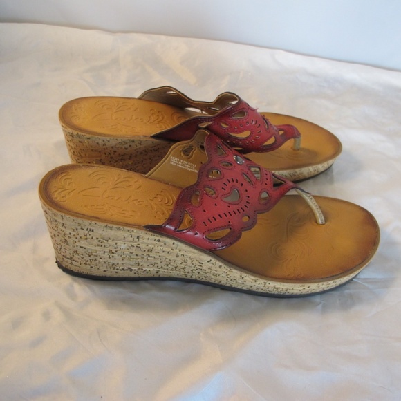 Clarks red Tooled leather Sandals thongs 9.5 65263 - Picture 2 of 8